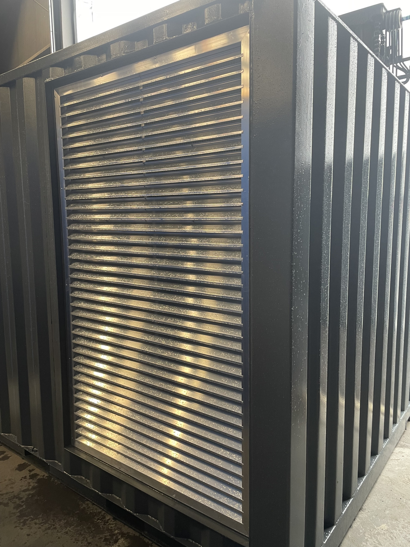 Rcontainer leverer 2 10″ ISO Containere laget for å inneholde ladestasjoner for anleggsmaskiner